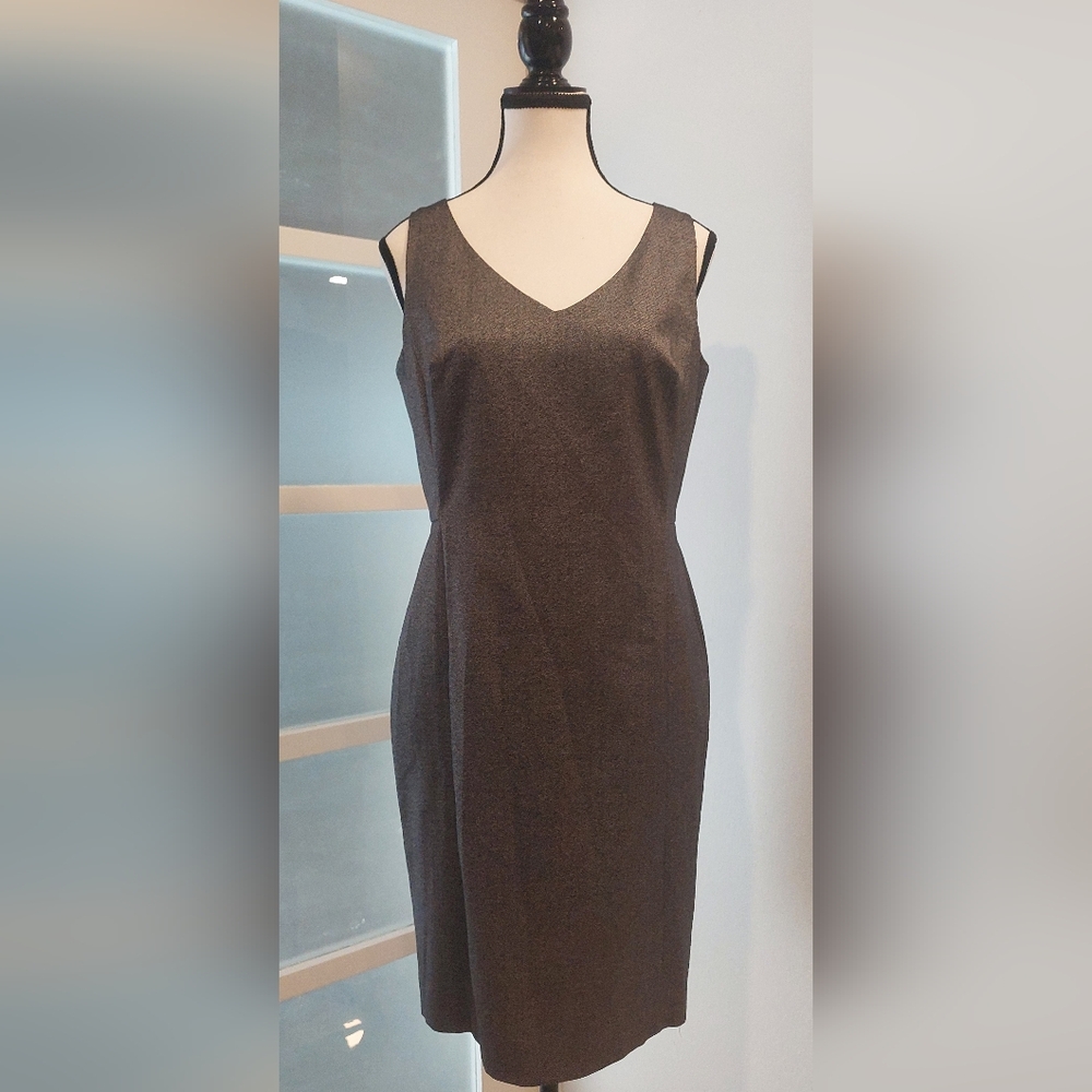 Chic Sleeveless V-Neck Sheath Dress